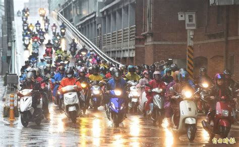 雨傘要回收嗎|廢棄雨衣雨傘怎麼丟？ 環保署：一般垃圾